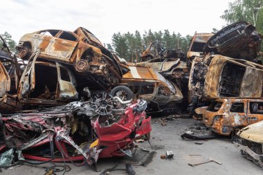IRPIN, UKRAINE - Jun. 17, 2022: Ukrayna 'da savaş. Rusya 'nın Ukrayna' ya düzenlediği saldırılar sırasında Irpin, Kyiv bölgesinde farklı yerlerden toplanan araçlar görülüyor.