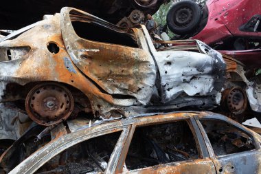 IRPIN, UKRAINE - Jun. 17, 2022: Ukrayna 'da savaş. Rusya 'nın Ukrayna' ya düzenlediği saldırılar sırasında Irpin, Kyiv bölgesinde farklı yerlerden toplanan araçlar görülüyor.