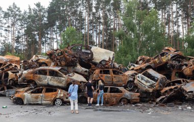 IRPIN, UKRAINE - Jun. 17, 2022: Ukrayna 'da savaş. Rusya 'nın Ukrayna' ya düzenlediği saldırılar sırasında Irpin, Kyiv bölgesinde farklı yerlerden toplanan araçlar görülüyor.