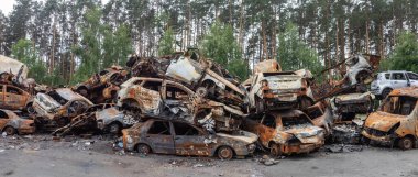 IRPIN, UKRAINE - Jun. 17, 2022: Ukrayna 'da savaş. Rusya 'nın Ukrayna' ya düzenlediği saldırılar sırasında Irpin, Kyiv bölgesinde farklı yerlerden toplanan araçlar görülüyor.