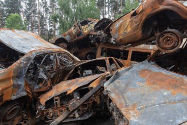 IRPIN, UKRAINE - Jun. 17, 2022: Ukrayna 'da savaş. Rusya 'nın Ukrayna' ya düzenlediği saldırılar sırasında Irpin, Kyiv bölgesinde farklı yerlerden toplanan araçlar görülüyor.