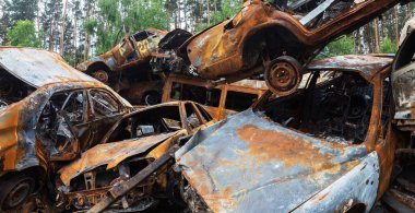 IRPIN, UKRAINE - Jun. 17, 2022: Ukrayna 'da savaş. Rusya 'nın Ukrayna' ya düzenlediği saldırılar sırasında Irpin, Kyiv bölgesinde farklı yerlerden toplanan araçlar görülüyor.