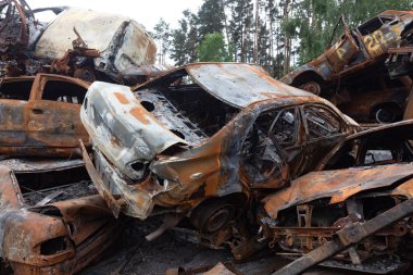IRPIN, UKRAINE - Jun. 17, 2022: Ukrayna 'da savaş. Rusya 'nın Ukrayna' ya düzenlediği saldırılar sırasında Irpin, Kyiv bölgesinde farklı yerlerden toplanan araçlar görülüyor.