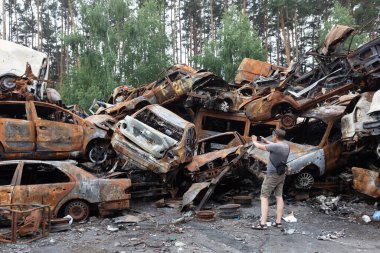 IRPIN, UKRAINE - Jun. 17, 2022: Ukrayna 'da savaş. Rusya 'nın Ukrayna' ya düzenlediği saldırılar sırasında Irpin, Kyiv bölgesinde farklı yerlerden toplanan araçlar görülüyor.