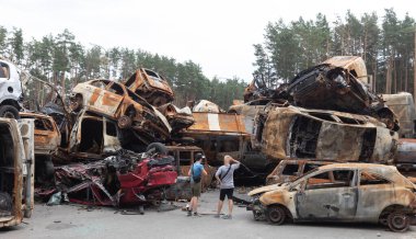 IRPIN, UKRAINE - Jun. 17, 2022: Ukrayna 'da savaş. Rusya 'nın Ukrayna' ya düzenlediği saldırılar sırasında Irpin, Kyiv bölgesinde farklı yerlerden toplanan araçlar görülüyor.