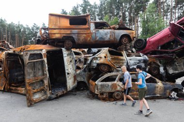 IRPIN, UKRAINE - Jun. 17, 2022: Ukrayna 'da savaş. Rusya 'nın Ukrayna' ya düzenlediği saldırılar sırasında Irpin, Kyiv bölgesinde farklı yerlerden toplanan araçlar görülüyor.