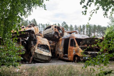 IRPIN, UKRAINE - Jun. 17, 2022: Ukrayna 'da savaş. Rusya 'nın Ukrayna' ya düzenlediği saldırılar sırasında Irpin, Kyiv bölgesinde farklı yerlerden toplanan araçlar görülüyor.