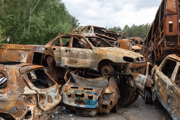Irpin Ukraine Jun 2022年 乌克兰战争 在俄军对乌克兰的袭击中被摧毁的汽车在基辅地区伊尔平的不同地方被收集后被发现 — 图库照片
