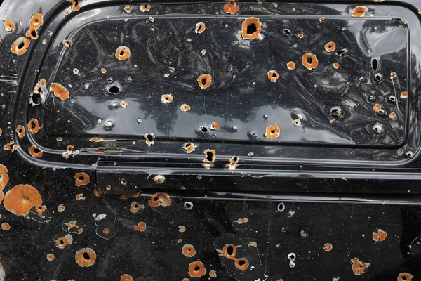 IRPIN, UKRAINE - Jun. 17, 2022: Ukrayna 'da savaş. Rusya 'nın Ukrayna' ya düzenlediği saldırılar sırasında Irpin, Kyiv bölgesinde farklı yerlerden toplanan araçlar görülüyor.