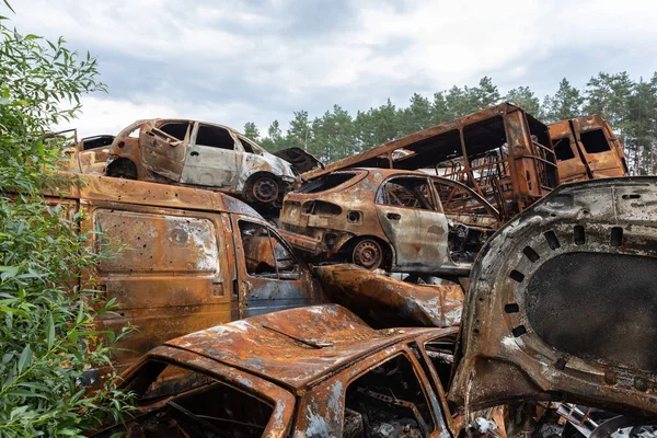 Irpin Ukraine Jun 2022年 乌克兰战争 在俄军对乌克兰的袭击中被摧毁的汽车在基辅地区伊尔平的不同地方被收集后被发现 — 图库照片