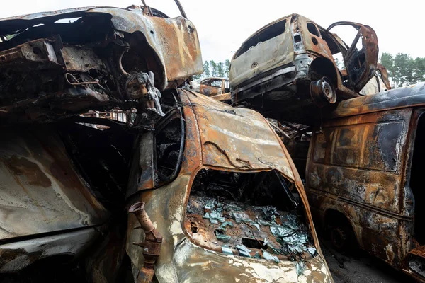 IRPIN, UKRAINE - Jun. 17, 2022: Ukrayna 'da savaş. Rusya 'nın Ukrayna' ya düzenlediği saldırılar sırasında Irpin, Kyiv bölgesinde farklı yerlerden toplanan araçlar görülüyor.