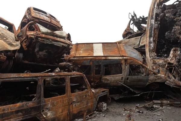 IRPIN, UKRAINE - Jun. 17, 2022: Ukrayna 'da savaş. Rusya 'nın Ukrayna' ya düzenlediği saldırılar sırasında Irpin, Kyiv bölgesinde farklı yerlerden toplanan araçlar görülüyor.