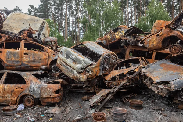 IRPIN, UKRAINE - Jun. 17, 2022: Ukrayna 'da savaş. Rusya 'nın Ukrayna' ya düzenlediği saldırılar sırasında Irpin, Kyiv bölgesinde farklı yerlerden toplanan araçlar görülüyor.