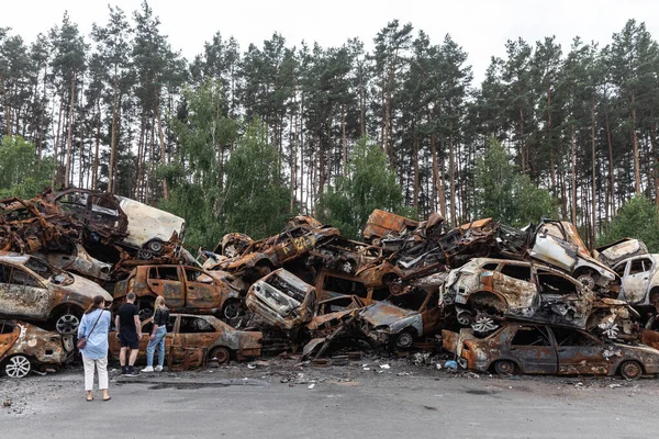 IRPIN, UKRAINE - Jun. 17, 2022: Ukrayna 'da savaş. Rusya 'nın Ukrayna' ya düzenlediği saldırılar sırasında Irpin, Kyiv bölgesinde farklı yerlerden toplanan araçlar görülüyor.