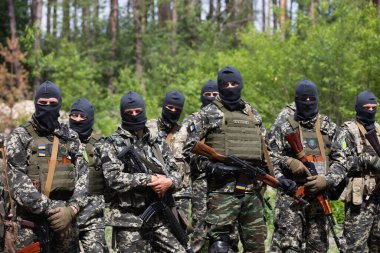 Buçya, Ukrayna, Haziran. 17, 2022: Düzenli Ukrayna ordusuna destek olan Bucha toprak savunma birimi üyeleri, düzenli savaş taktikleri sınıfları için bir tatbikata katıldılar.