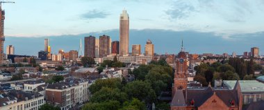 Rotterdam, Hollanda - 30 Mayıs 2022: Akşam kenti çatıları manzaralı Rotterdam Panoraması