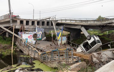 IRPIN, UKRAINE - Jun. 17, 2022: Ukrayna 'ya karşı Rusya Savaşı. Haçlar yıkılmış Irpin köprüsüne bağlı, Irpin kasabası, Ukrayna
