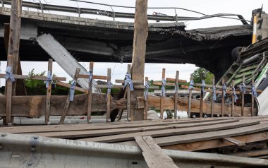 IRPIN, UKRAINE - Jun. 17, 2022: Ukrayna 'ya karşı Rusya Savaşı. Haçlar yıkılmış Irpin köprüsüne bağlı, Irpin kasabası, Ukrayna