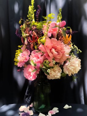 Romantik çiçek buketleri. Ev dekorasyonu ve çiçek düzenlemesi. Kullanılan şakayık, adaçayı, yüksük otu, geyik, yaban havucu bileşiminde