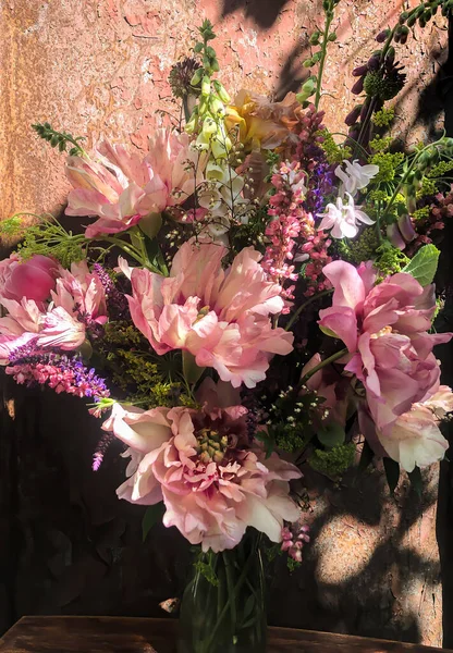 Bouquets Românticos Flores Decoração Casa Flores Arranjo Composição Peônias Usadas — Fotografia de Stock
