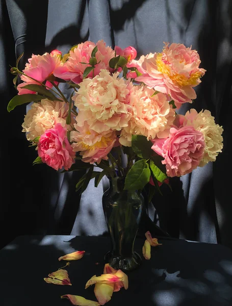 낭만적 꽃다발들 꽃꽂이 색깔의 — 스톡 사진