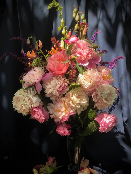 Romantická Kytice Květin Domácí Dekorace Aranžování Květin Složení Použité Pivoňky — Stock fotografie