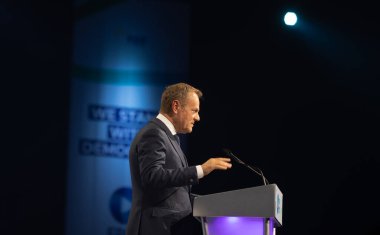ROTTERDAM, NETHERLANDS - 31 Mayıs 2022: Eski Avrupa Konseyi Başkanı Donald Tusk Avrupa Halk Partisi genel başkanlığı görevinden ayrılacak. Muhalefet lideri olarak iç siyasete geri döndü
