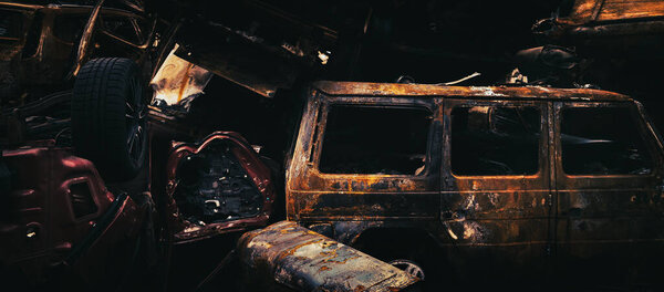 Автомобили, уничтоженные в результате нападения России на Украину, были собраны из разных мест в Ирпине, Киевская область, Украина 17 июня 2022 года..