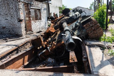 CHERNIHIV REG, UKRAINE - Jun. 19, 2022: Ukrayna 'da savaş. Teknik bir binada yanmış ve tahrip edilmiş bir tank yerle bir oldu..
