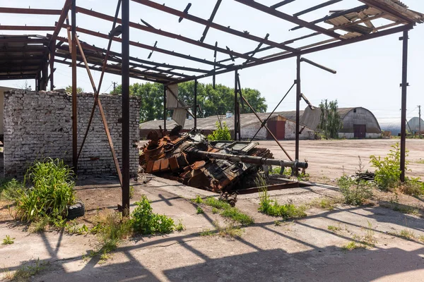 Chernihiv Reg Ukraine Jun 2022年 乌克兰战争 被烧毁的技术建筑物中被烧毁和摧毁的坦克 — 图库照片