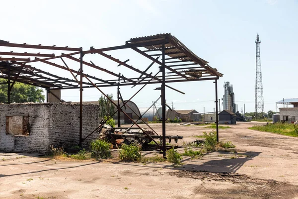 Chernihiv Reg Ukraine Jun 2022年 乌克兰战争 被烧毁的技术建筑物中被烧毁和摧毁的坦克 — 图库照片