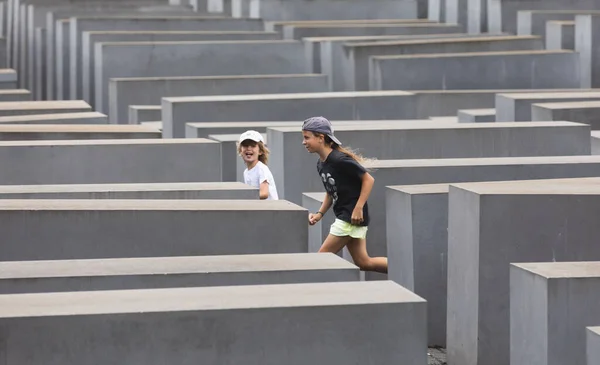 Berlin Germany Jun 2022 Two Teenagers Girl Boy Running Concrete — Fotografia de Stock