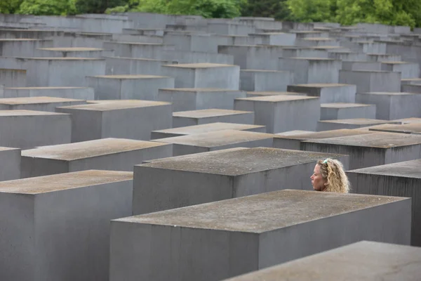 Berlin Germany Jun 2022 Woman Concrete Slabs Inspects Holocaust Memorial — Foto Stock