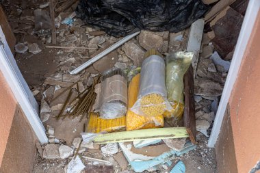 GÜNEY REG, UKRAine - Jun. 11, 2022: Ukrayna 'nın güneyinde bir yerlerde Rus bombardımanı nedeniyle tamamen yıkılmış bir kilisede mum paketleri görülüyor.