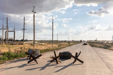 GÜNEY REG, UKRAine - Jun. 11, 2022: Ukrayna savaşı. Ukrayna 'nın güney bölgelerinde tanksavar bariyerleri ve araba lastikleri görülüyor..