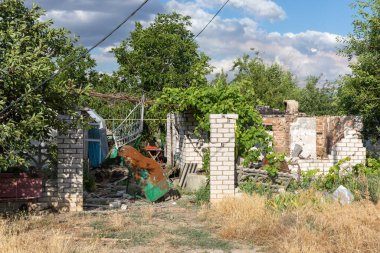 GÜNEY REG, UKRAine - Jun. 11, 2022: Ukrayna savaşı. Rus birliklerinin işgali sonucu Güney Ukrayna 'daki yerleşim alanlarında yıkılmış evler.