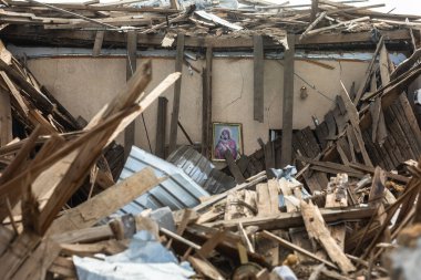 GÜNEY REG, UKRAine - Jun. 11, 2022: Ukrayna 'nın güneyinde bir yerde Rus bombardımanı sonucu tamamen yıkılmış bir kilisede Meryem Ana' nın simgesi.