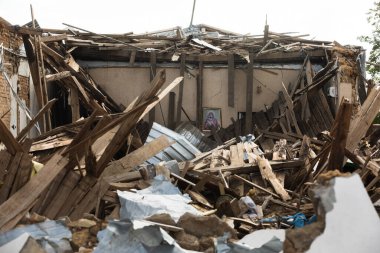 GÜNEY REG, UKRAine - Jun. 11, 2022: Ukrayna 'nın güneyinde bir yerde Rus bombardımanı sonucu tamamen yıkılmış bir kilisede Meryem Ana' nın simgesi.