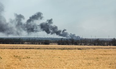 GÜNEY REG, UKRAine - Jun. 11, 2022: Ukrayna savaşı. Ukrayna 'nın güney bölgelerinde buğday tarlaları yanıyor ve duman çıkıyor