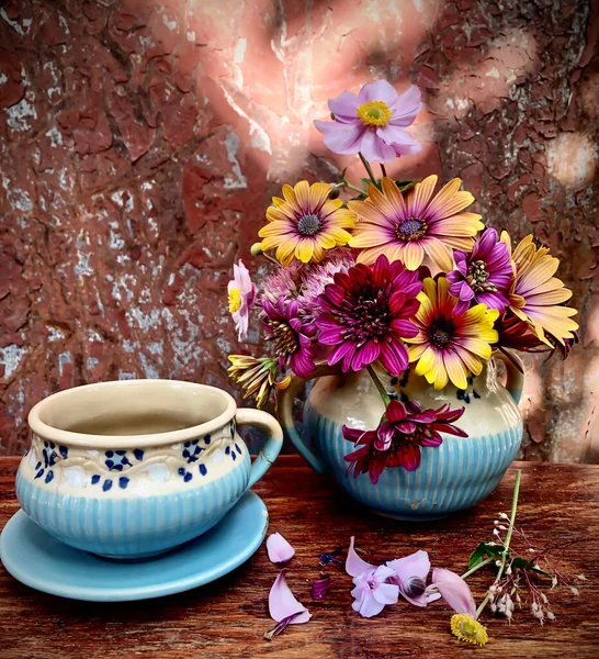 Bir fincan çayla romantik bir buket. Ev dekorasyonu ve çiçek düzenleme. 