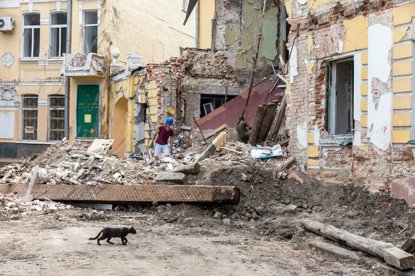 Kharkiv Ukraine Aug 2022 Volunteers Clearing Rubble Destroyed House Result — Stok fotoğraf