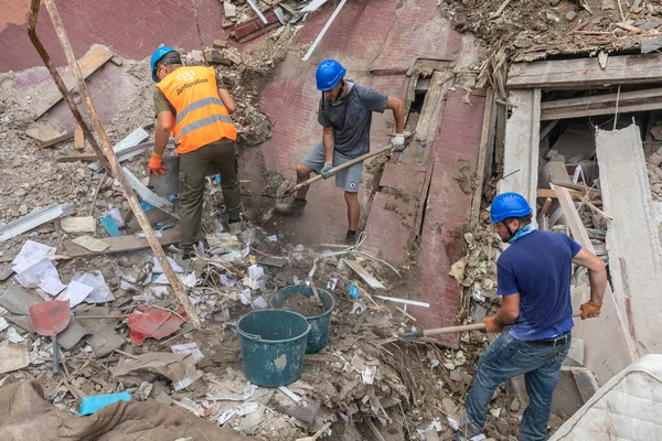 Kharkiv Ukraine Aug 2022 Volunteers Clearing Rubble Destroyed House Result — Fotografia de Stock