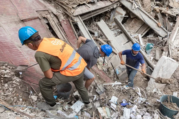 Kharkiv Ukraine Aug 2022 Volunteers Clearing Rubble Destroyed House Result — 图库照片