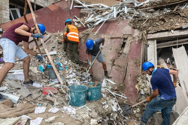 Kharkiv Ukraine Aug 2022 Volunteers Clearing Rubble Destroyed House Result — Foto Stock