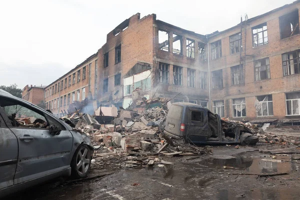 Kharkiv Ukraine Jul 2022 Car Wreckage Heavily Damaged School Building — Stok fotoğraf