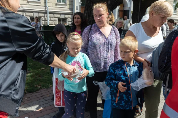 Kharkiv Ukraine Aug 2022 Female Volunteer Distributes Loaves Bread Children — 图库照片