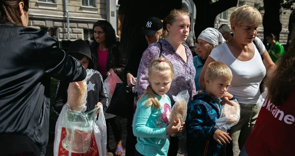 Kharkiv Ukraine Aug 2022 Female Volunteer Distributes Loaves Bread Children — Stockfoto