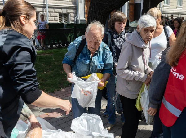 Kharkiv Ukraine Aug 2022 Elderly Woman Man Seen Waiting Serving — Photo