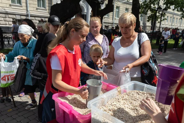 Kharkiv Ukraine Aug 2022 Women Children Line Oatmeal Volunteer Organization — Zdjęcie stockowe