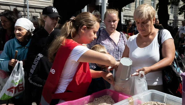 Kharkiv Ukraine Aug 2022 Women Children Line Oatmeal Volunteer Organization — Fotografia de Stock